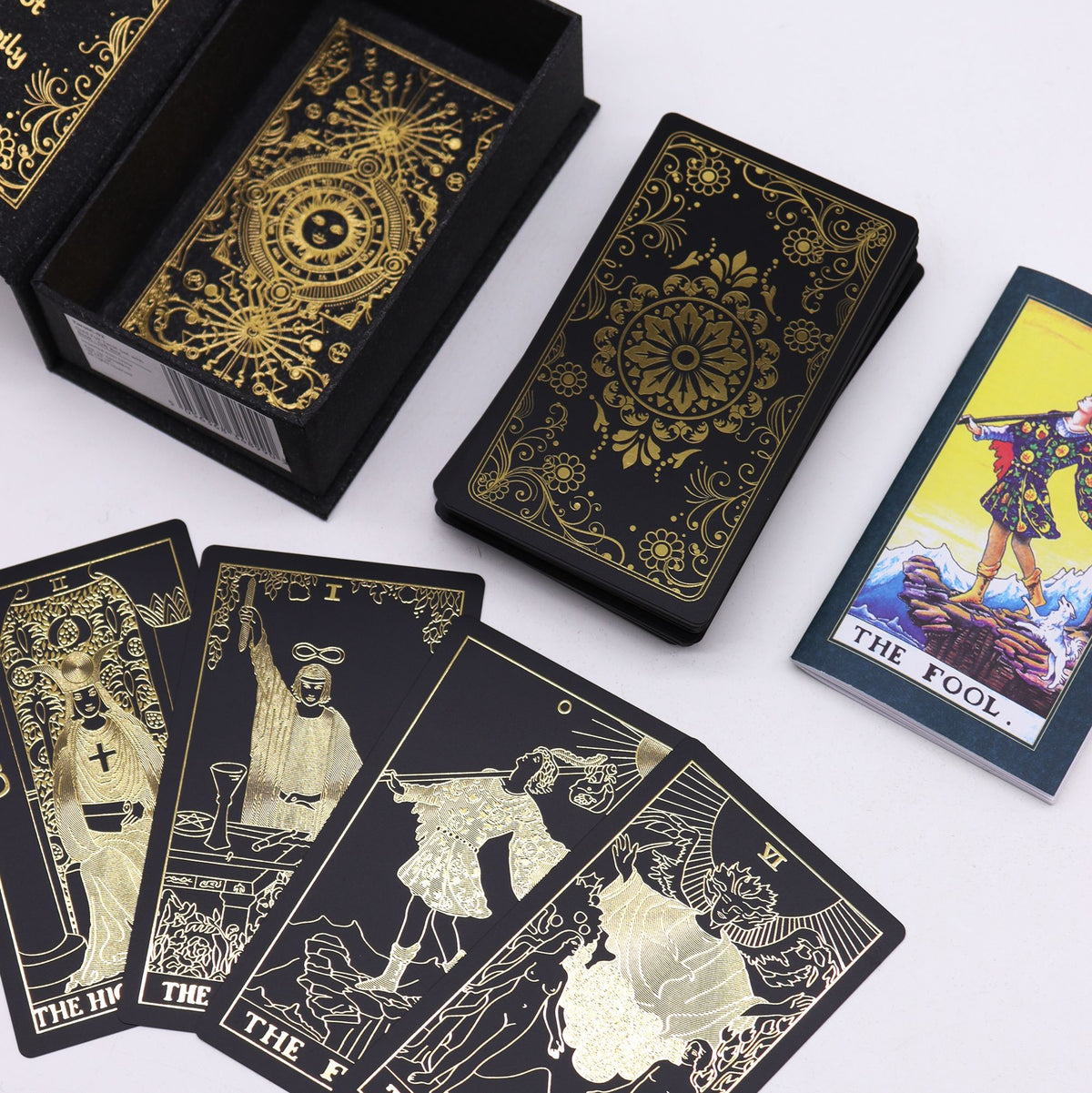 Tarot Deck – Gold Foil · with Guidebook – detail view