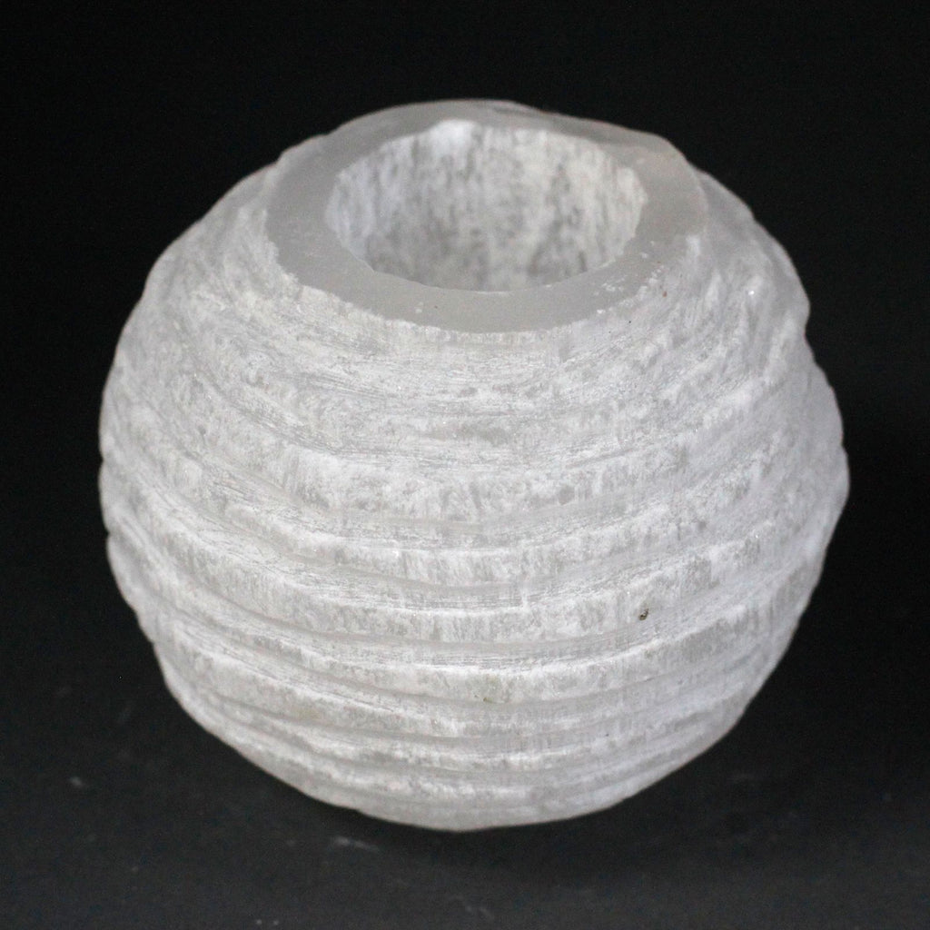 Selenite Candle Holder – Round · 9 × 8 cm – detail view