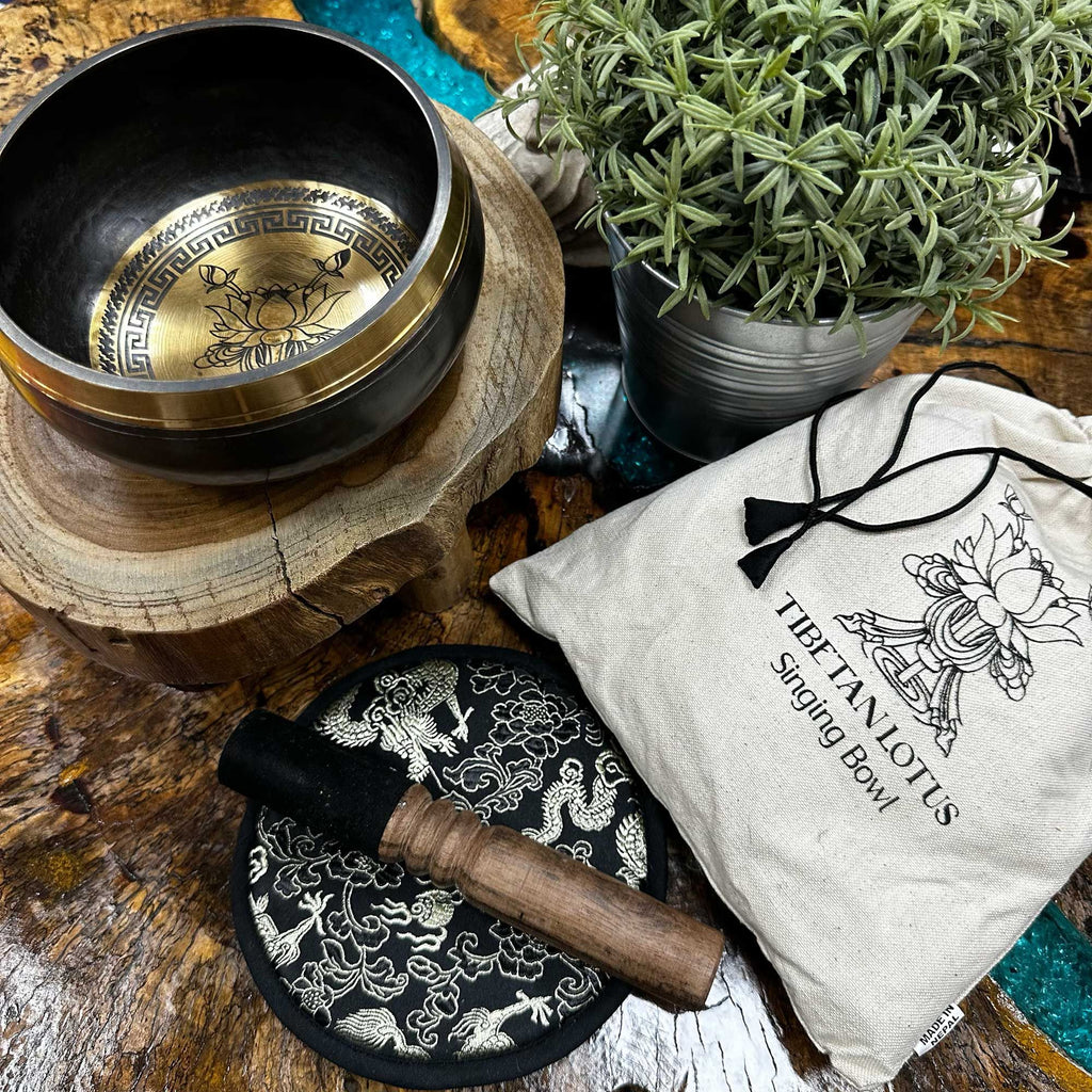 Singing Bowl Gift Set – Lotus Flower · 14 cm – detail view