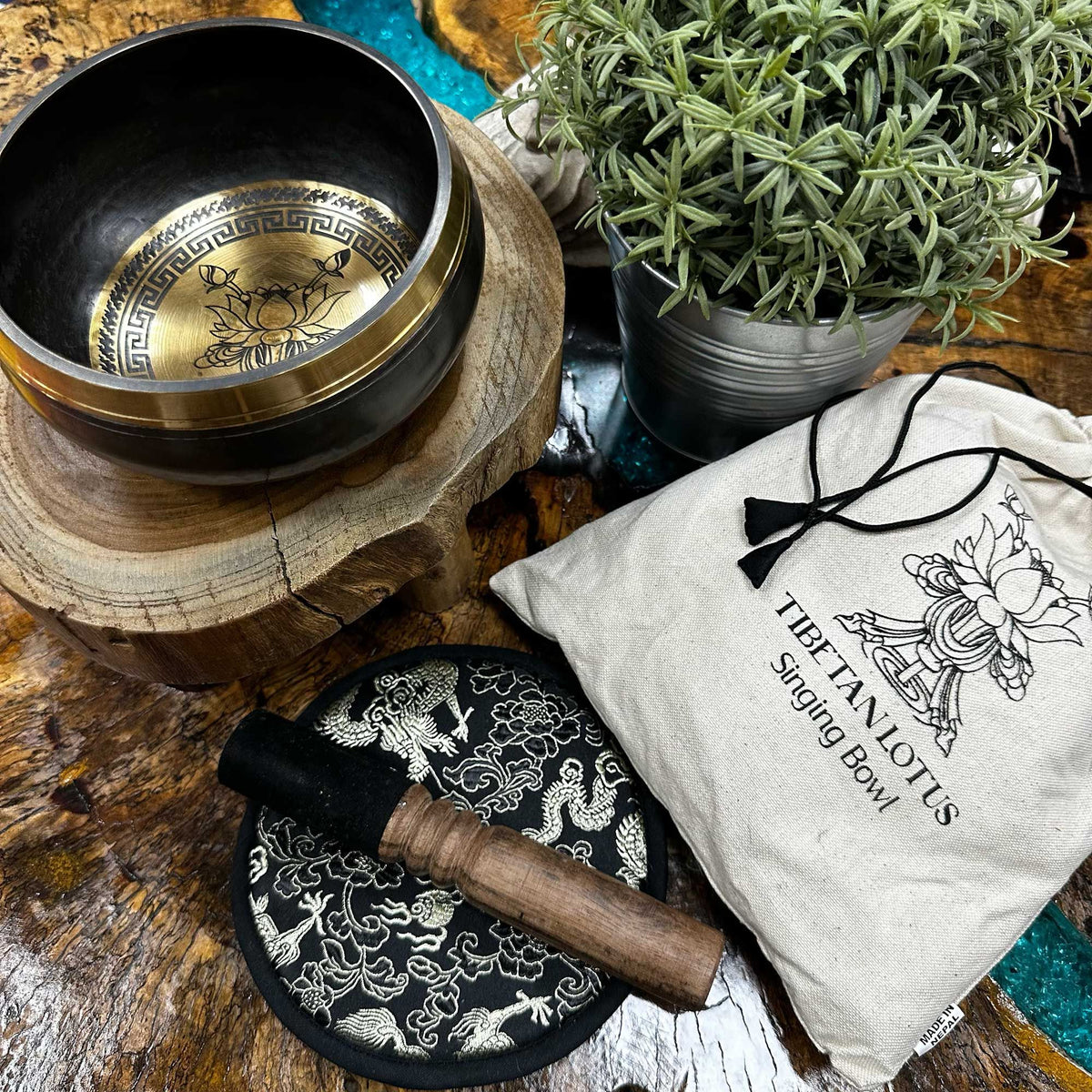 Singing Bowl Gift Set – Lotus Flower · 14 cm – detail view